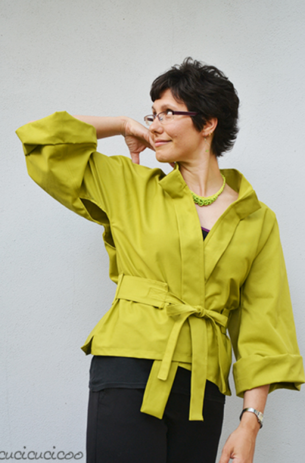 Jas wanita dengan potongan kimono dan sabuk di pinggang